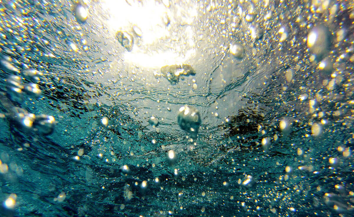 水中の泡と光