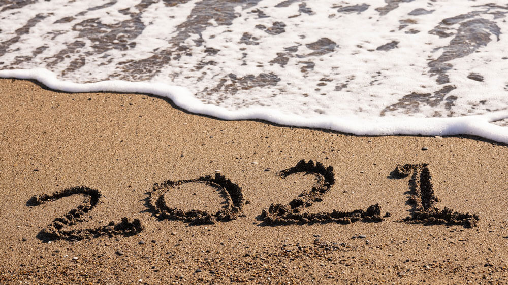 砂浜に書かれた「2021」の文字