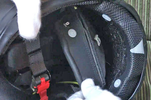 フルフェイスヘルメット「エアロブレード5」のインナーパッドのスナップの装着