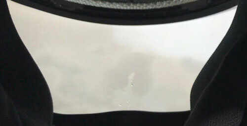 フルフェイスヘルメット「エアロブレード5」の曇ったシールドの視界