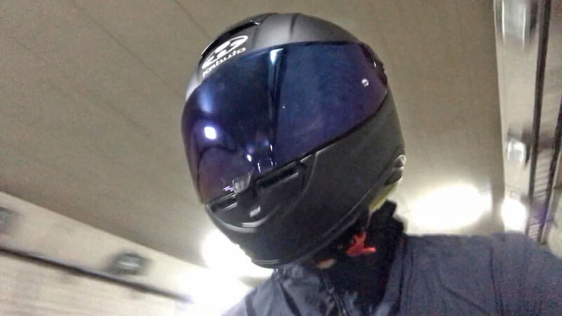 フルフェイスヘルメット「エアロブレード5」にミラーシールドを装着してのトンネル走行