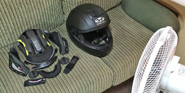 フルフェイスヘルメット「エアロブレード5」のパッド類を扇風機で乾かす