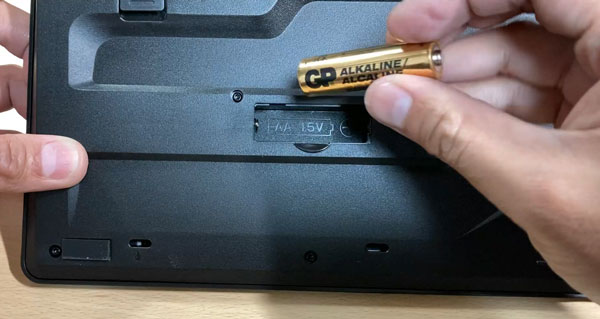 BUFFALOのワイヤレスキーボード「BSKBW125SBK」に電池を入れる
