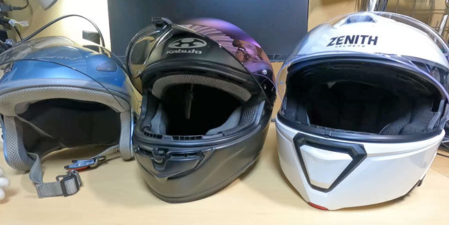 3つのバイクのヘルメット