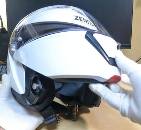 システムヘルメット「YJ-21 ZENITH」のマウスガードのレバー