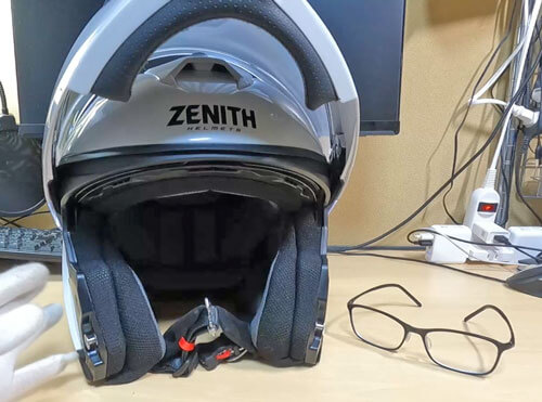 マウスガードを上げたシステムヘルメット「YJ-21」