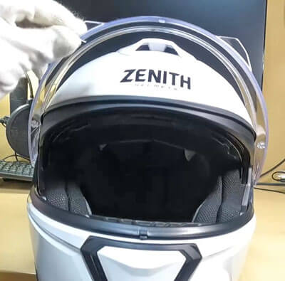 ステムヘルメット「YJ-21 ZENITH」のシールドを開ける