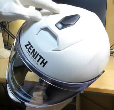 ステムヘルメット「YJ-21 ZENITH」の上のベンチレーション
