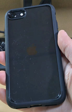 iPhone SE2に装着したシュピゲンの「ウルトラ・ハイブリッド2」の背面