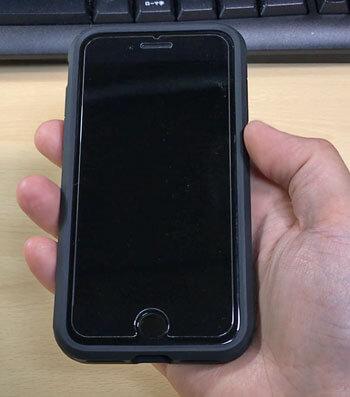 シュピゲンのケース「タフ・アーマー」を装着したiPhone SE2を持つ