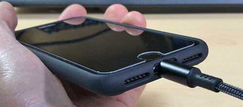 シュピゲンの「ウルトラ・ハイブリッド2」を装着したiPhone SE2にライトニングケーブルを挿す