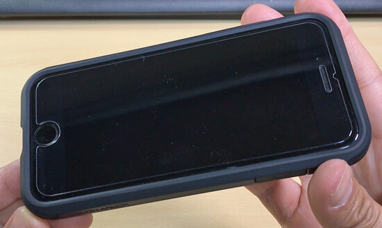 シュピゲンのケース「タフ・アーマー」を装着したiPhone SE2