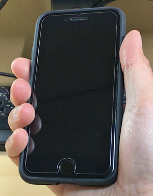 シュピゲンのケース「ウルトラ・ハイブリッド2」を装着したiPhone SE2