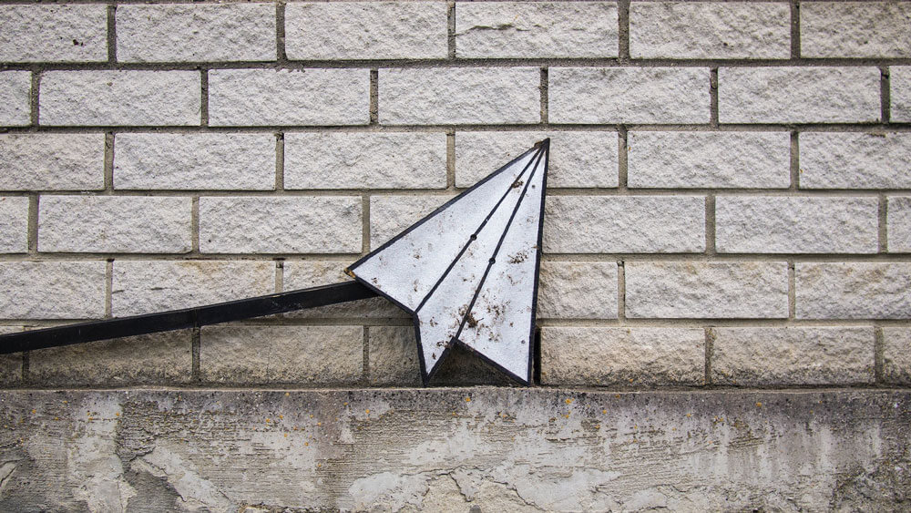 壁に描かれた紙飛行機