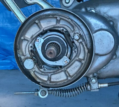 アドレス125に取り付けられたブレーキシュー