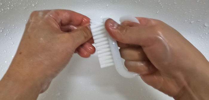 手洗いブラシでこする手