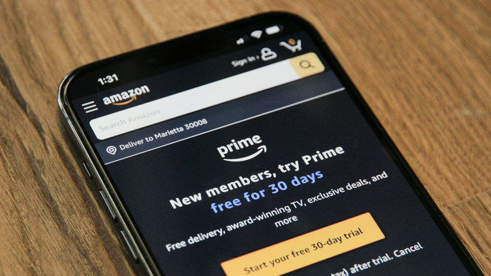 Amazonプライムのページを開いたスマホ