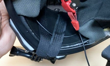 ヘルメットに仕込んだECM-LV1のコード