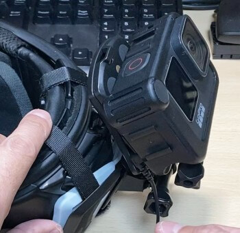 マグネットマウントでヘルメットに取り付けたGoPro