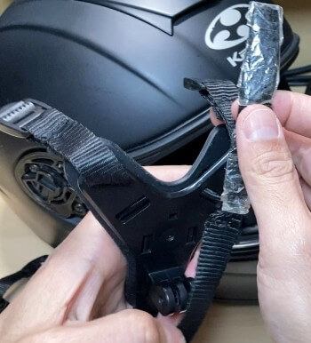 ヘルメットに装着するカメラのストラップマウント