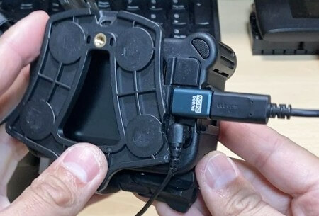 GoProのメディアモジュラーに接続した充電のL字型プラグ