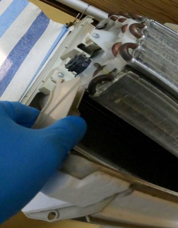 エアコンのドレンパンの左側