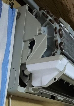 エアコンのドレンパンの左のツメ