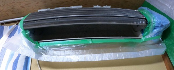 エアコンの下部に貼ったマスカーテープ