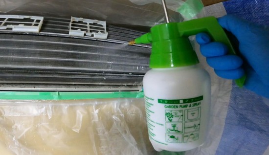 エアコンの熱交換器に水をかける