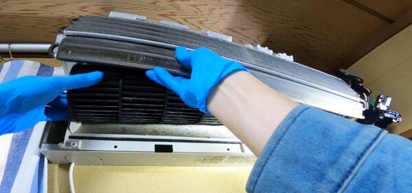 エアコンのファンを外す