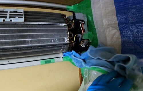 エアコンの養生を外す