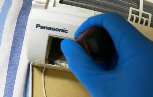 エアコンの下部のネジを外す