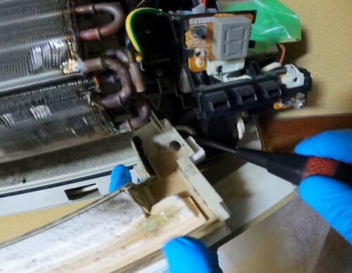 エアコンのドレンパンの右側