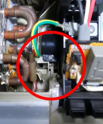 エアコンのドレンパンの右のツメ