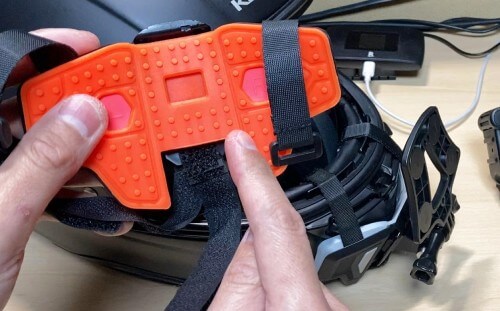 ヘルメットに装着するカメラのマジックテープのマウントの裏