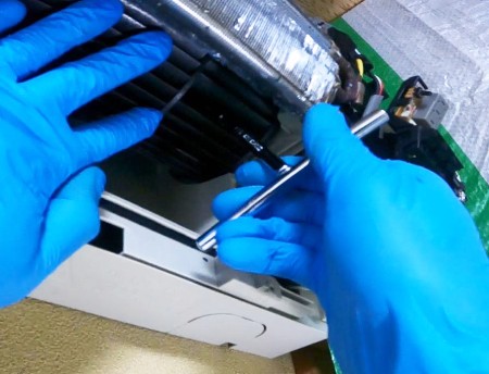 エアコンのファンのネジを締める