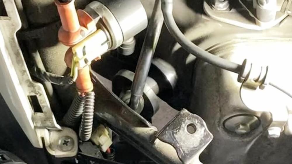 アドレス125の外れたスパークプラグキャップ