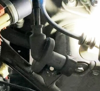 アドレス125に取り付けた新品のスパークプラグキャップ