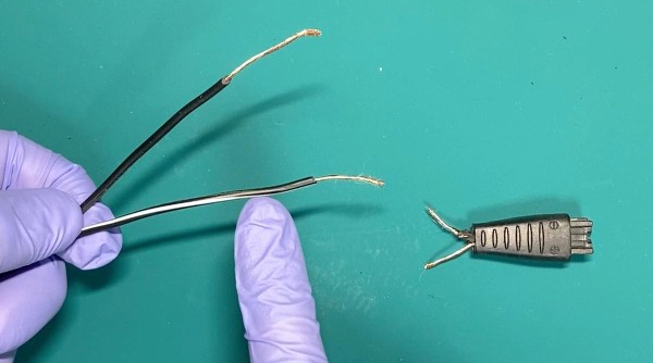 被覆を取り除いたコード