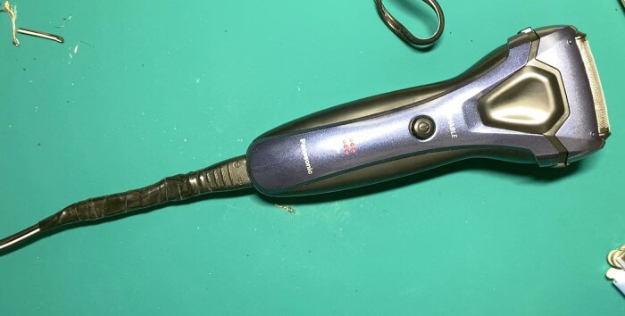 アダプターに接続した電気シェーバー