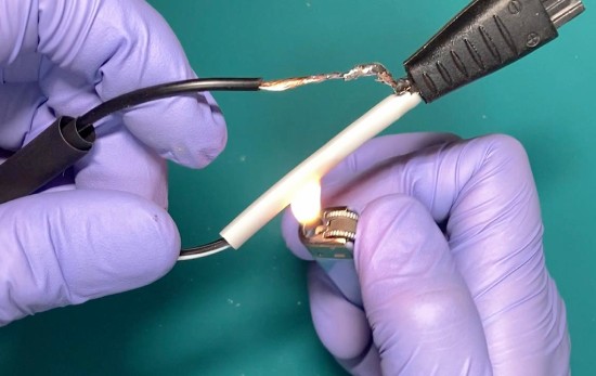 熱収縮チューブをあぶる