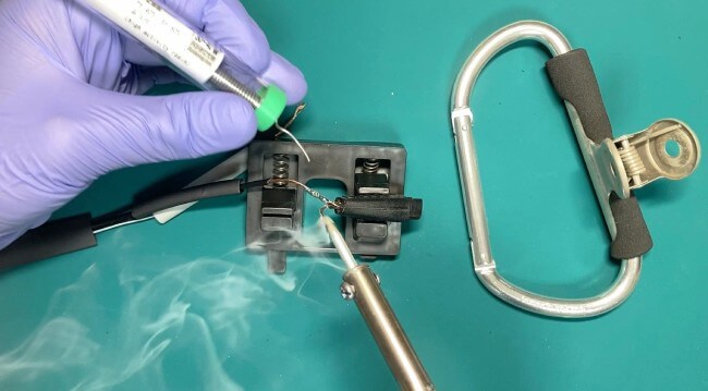 電線をはんだ付けする