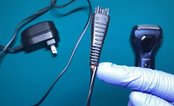 電気シェーバーのアダプターの根元