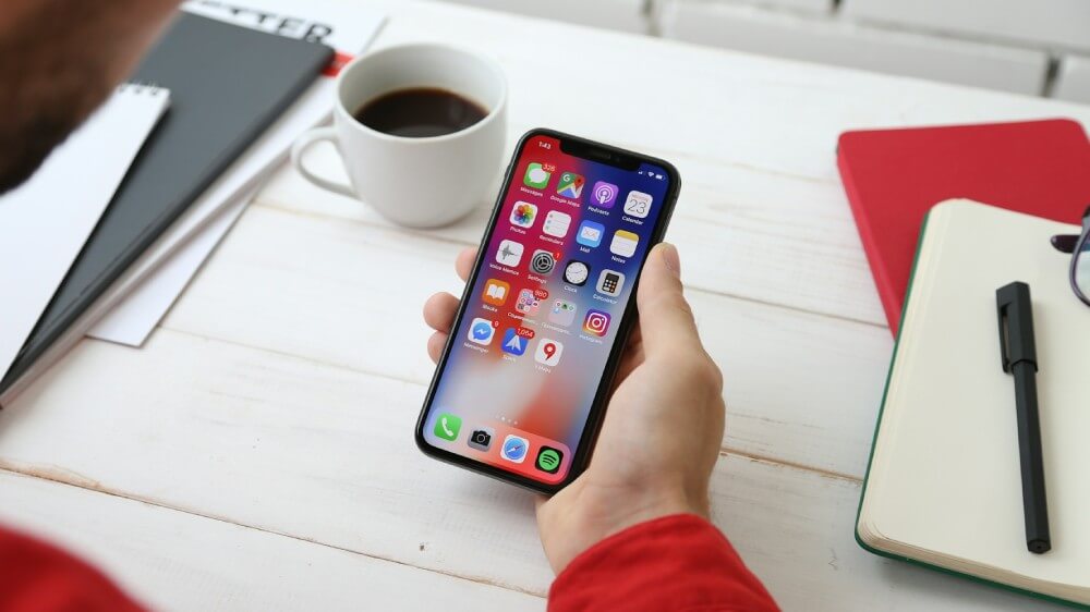 スマホを見つめる男性