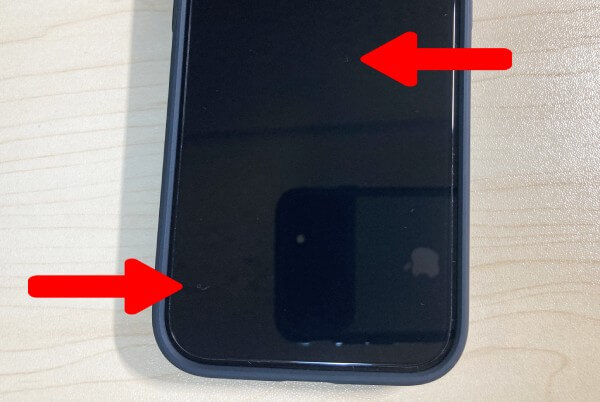 保護フィルムを貼ったiPhone15