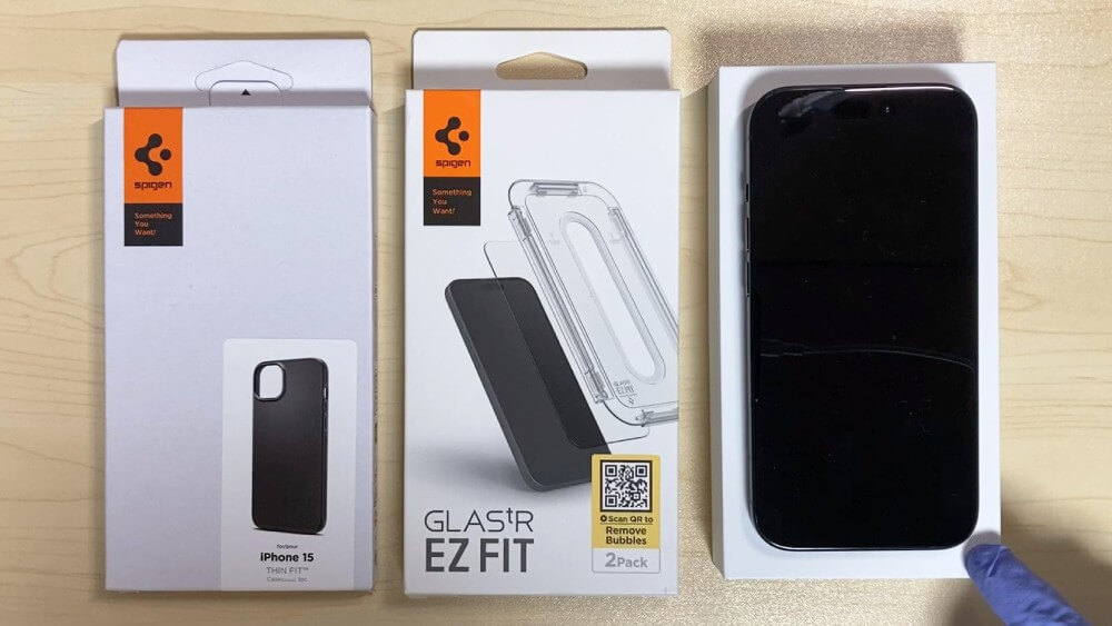 Spigenの保護フィルムとケースとiphone15