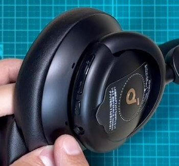 Soundcore Q30iの下部のマイク